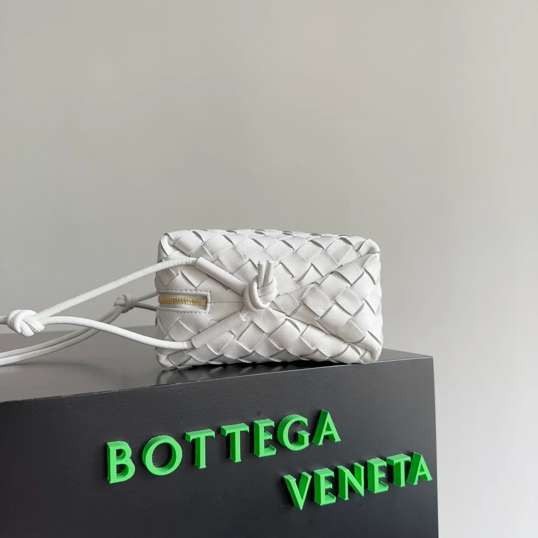 Batch 1260 𝗕𝗼𝘁𝘁𝗲𝗴𝗮 𝗩𝗲𝗻𝗲𝘁𝗮———— The latest version of the loop camera bag💥 at BV’s King of Cost-Effectiveness counter, large woven texture➕As always, ultra-high-quality lambskin, with zippers and adjustable drawstrings, it is especially suitable for the belly💫It can hold anything, and it is very light in weight, suitable for🈴️girls of all ages, size: 22*15*8cm, style number: 680255
